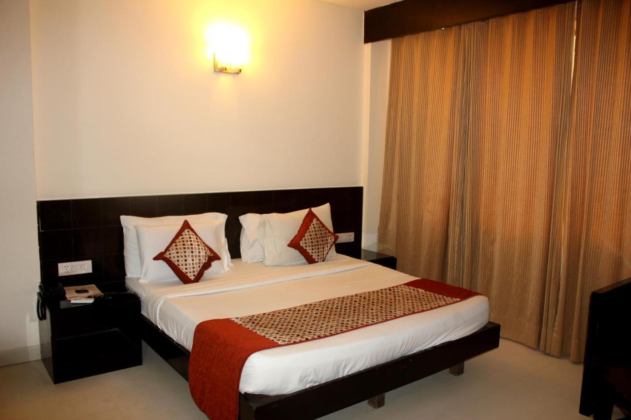Aman Deluxe Hotel New Delhi Bagian luar foto