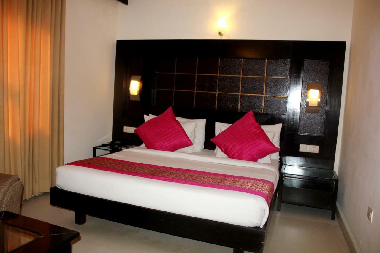 Aman Deluxe Hotel New Delhi Bagian luar foto